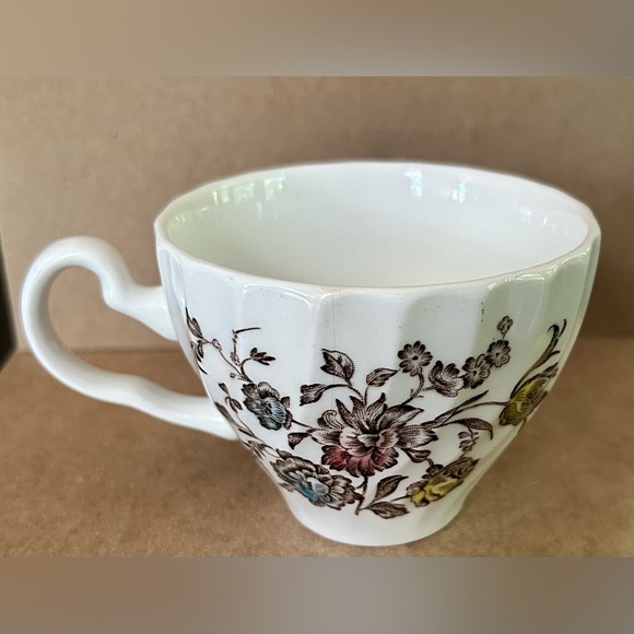 Vintage Johnson Brothers English Teacup in Stafforshire Bouquet Pattern - Picture 3 of 6